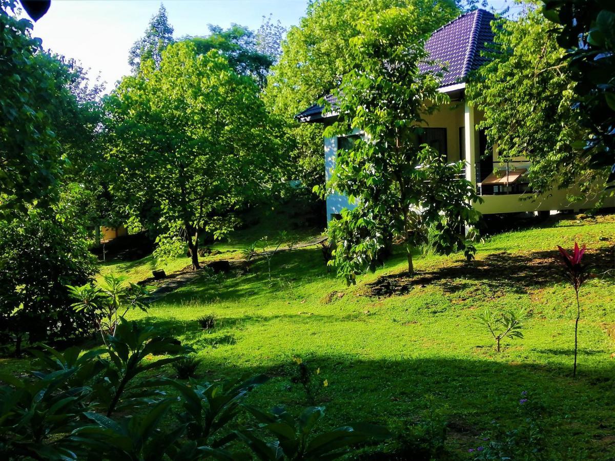 Ranis Lodge Padang Mat Sirat Exterior foto